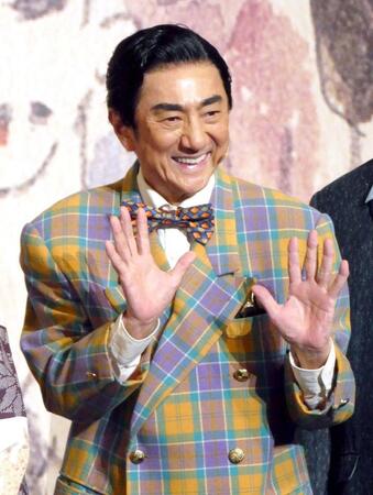 　笑顔でポーズをとる市村正親