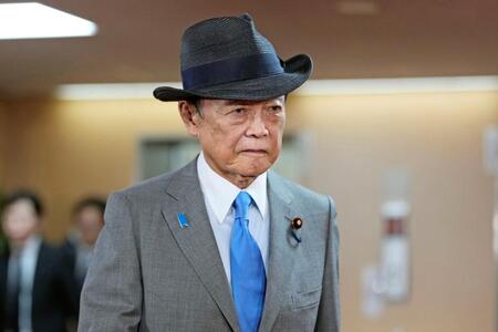 　自民党本部に入る麻生太郎氏