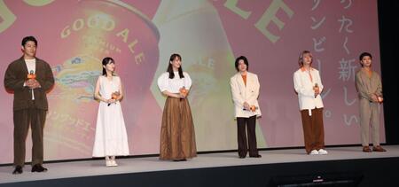 　登壇した（左から）鈴木亮平、浜辺美波、綾瀬はるか、Ｍｒｓ．ＧＲＥＥＮ　ＡＰＰＬＥの大森元貴と藤澤涼架と若井滉斗（撮影・吉澤敬太）
