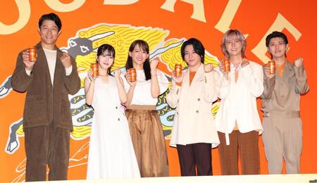 　グッドエールポーズを見せる（左から）鈴木亮平、浜辺美波、綾瀬はるか、Ｍｒｓ．ＧＲＥＥＮ　ＡＰＰＬＥの大森元貴と藤澤涼架と若井滉斗（撮影・吉澤敬太）