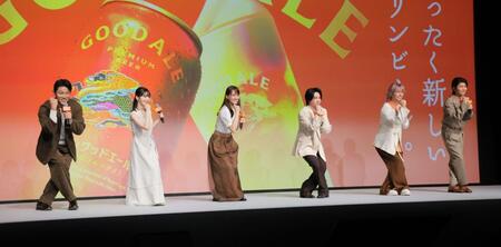 　グッドエールポーズをする（左から）鈴木亮平、浜辺美波、綾瀬はるか、Ｍｒｓ．ＧＲＥＥＮ　ＡＰＰＬＥの大森元貴と藤澤涼架と若井滉斗（撮影・吉澤敬太）