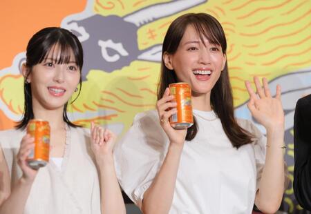 　浜辺美波（左）と共に笑顔を見せる綾瀬はるか（撮影・吉澤敬太）