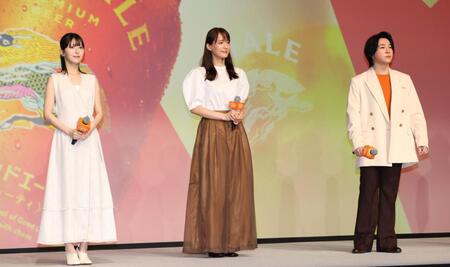 　登壇した（左から）浜辺美波、綾瀬はるか、Ｍｒｓ．ＧＲＥＥＮ　ＡＰＰＬＥの大森元貴（撮影・吉澤敬太）