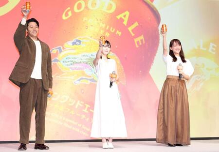 　乾杯する（左から）鈴木亮平、浜辺美波、綾瀬はるか（撮影・吉澤敬太）
