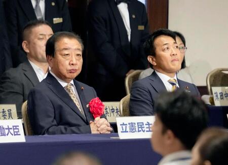 　連合の定期大会に出席した立憲民主党の野田代表（左）と国民民主党の玉木代表