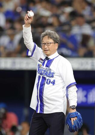 　始球式を行う平将明氏（９月）