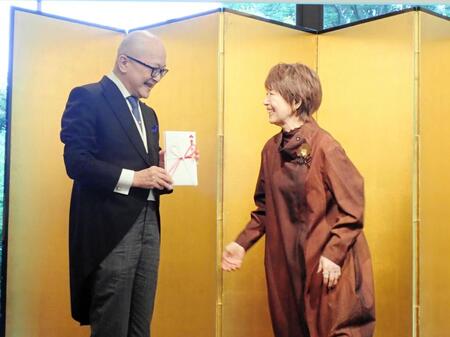 　宮本信子（右）から賞金１００万円を贈呈された山田五郎氏