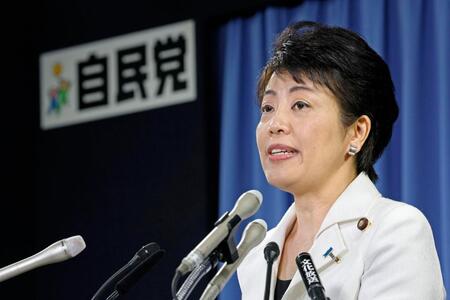 　記者会見する自民党の有村治子総務会長