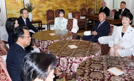 　斉藤代表（奥左）ら公明党幹部との会談に臨む高市総裁（同右）ら自民党の新執行部