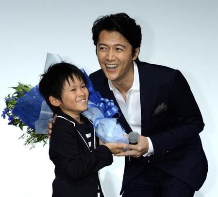 ２０１３年７月、「真夏の方程式」舞台あいさつで。山崎光（左）と福山雅治