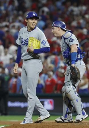 　フィリーズに勝利し笑顔を見せる佐々木（左）＝共同