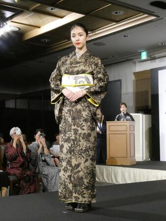 　着物姿の唐田えりか