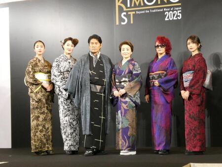 　写真に応じる（左から）唐田えりか、枝並千花、高橋克典、仁科亜季子、大黒摩季、長濱ねる