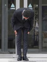 　深々と頭を下げる草間リチャード敬太