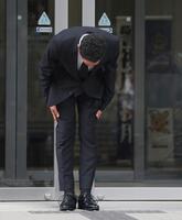 　釈放された草間リチャード敬太（撮影・石井剣太郎）