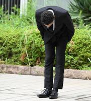 　釈放され、頭を下げる草間リチャード敬太（撮影・伊藤笙子）