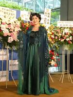 　写真に応じる市川由紀乃