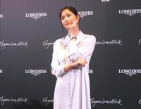 　時計をアピールする本田翼