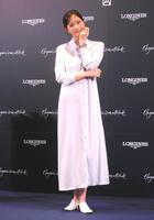 　時計をアピールする本田翼