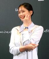 　時計をアピールする本田翼