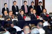 　連合の定期大会に出席した（左から）石破首相、福岡厚労相、立憲民主党の野田代表、国民民主党の玉木代表