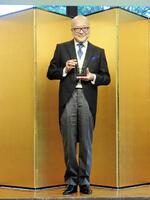 　伊丹十三賞を手に笑顔の山田五郎氏
