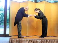 　酒井順子氏（右）から贈賞される山田五郎氏