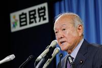 　記者会見する自民党の鈴木俊一幹事長