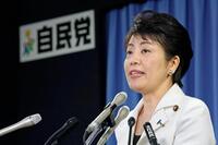 　記者会見する自民党の有村治子総務会長