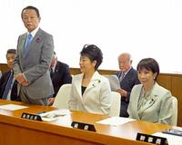 　自民党の臨時総務会であいさつする麻生太郎副総裁（左）。右は高市早苗総裁