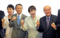 　自民党の臨時総務会で写真に納まる（左から）有村治子総務会長、麻生太郎副総裁、高市早苗総裁、鈴木俊一幹事長