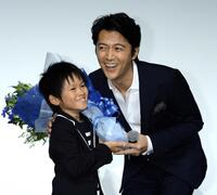 ２０１３年７月、「真夏の方程式」舞台あいさつで。山崎光（左）と福山雅治