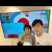 シム・ヒョンタクの公式インスタグラム＠ｔａｋ９９８８より　２５年１月に誕生した長男のハルくん、早くもドラえもんの英才教育を開始