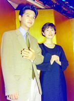 結婚会見での緒形直人と仙道敦子＝１９９３年１２月
