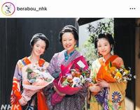 一度はクランクアップした二文字屋の面々。大河ドラマ「べらぼう～蔦重栄華乃夢噺～」のインスタグラム＠ｂｅｒａｂｏｕ＿ｎｈｋより。