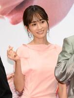 　ハートポーズを作る前田敦子（撮影・堀内翔）