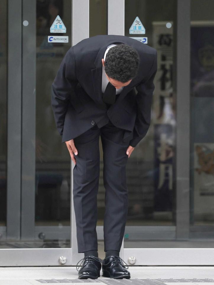 　深々と頭を下げる草間リチャード敬太