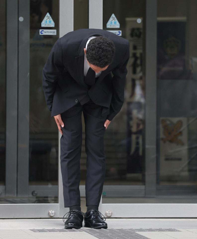 　釈放された草間リチャード敬太（撮影・石井剣太郎）