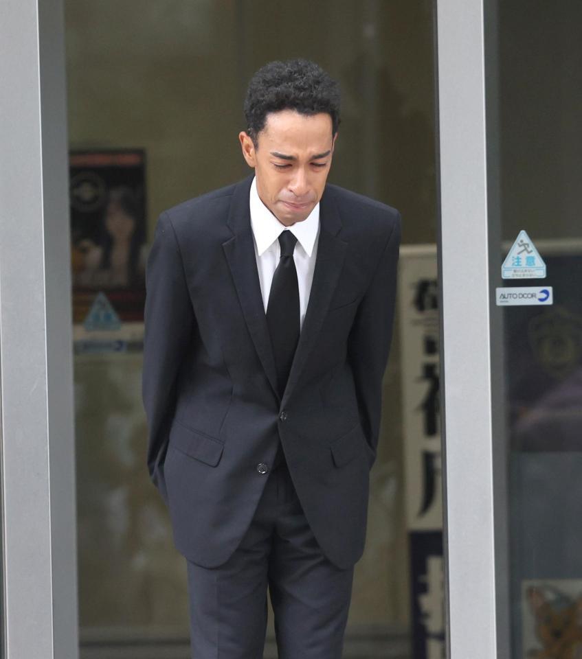 　釈放された草間リチャード敬太（撮影・石井剣太郎）