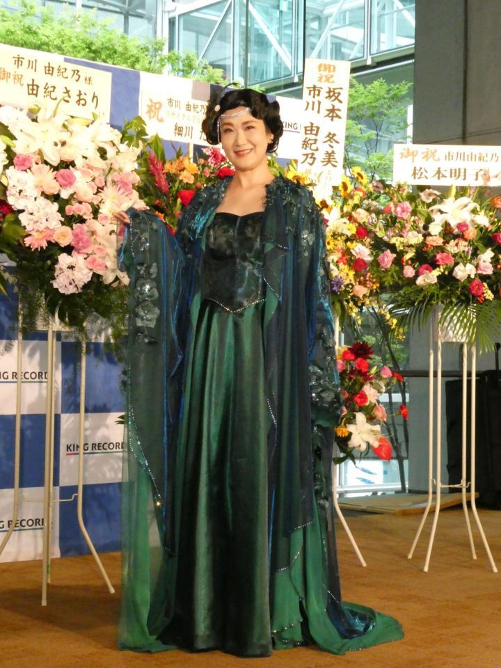 　写真に応じる市川由紀乃