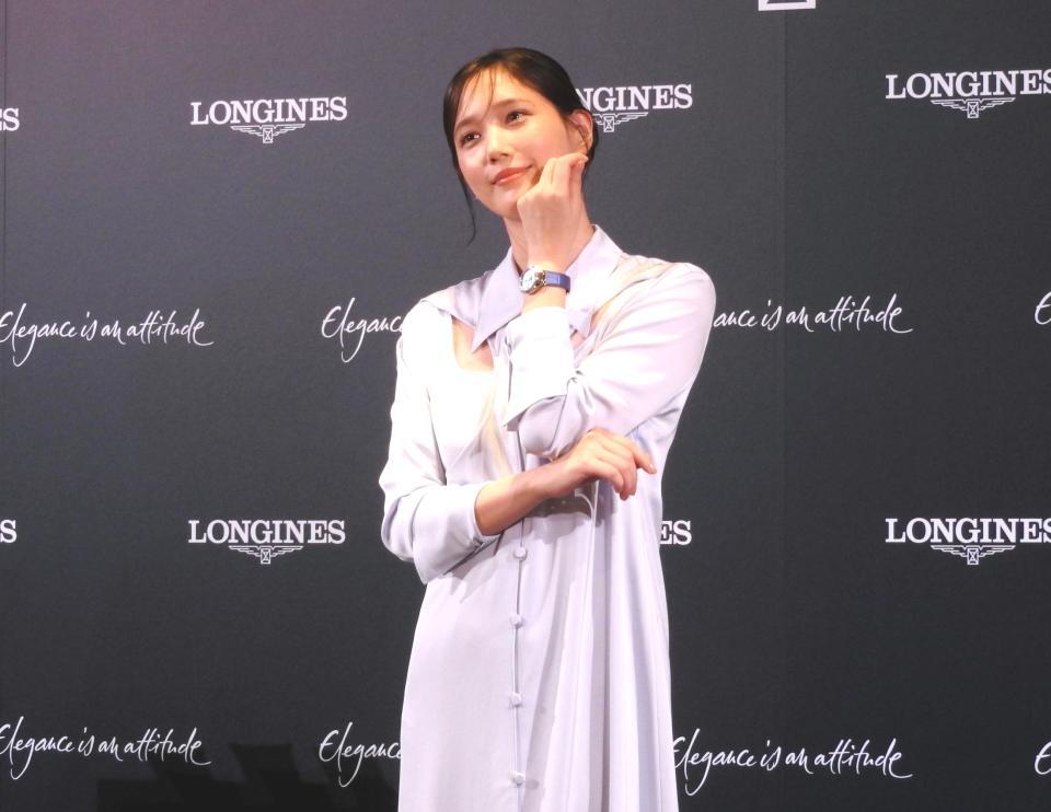 　時計をアピールする本田翼