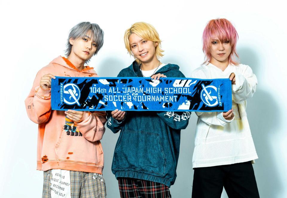 　全国高校サッカー選手権大会の応援歌を担当する（左から）ｋｙｏｈｅｙ、手越祐也、Ｆｕｒｕｔａｔｓｕ