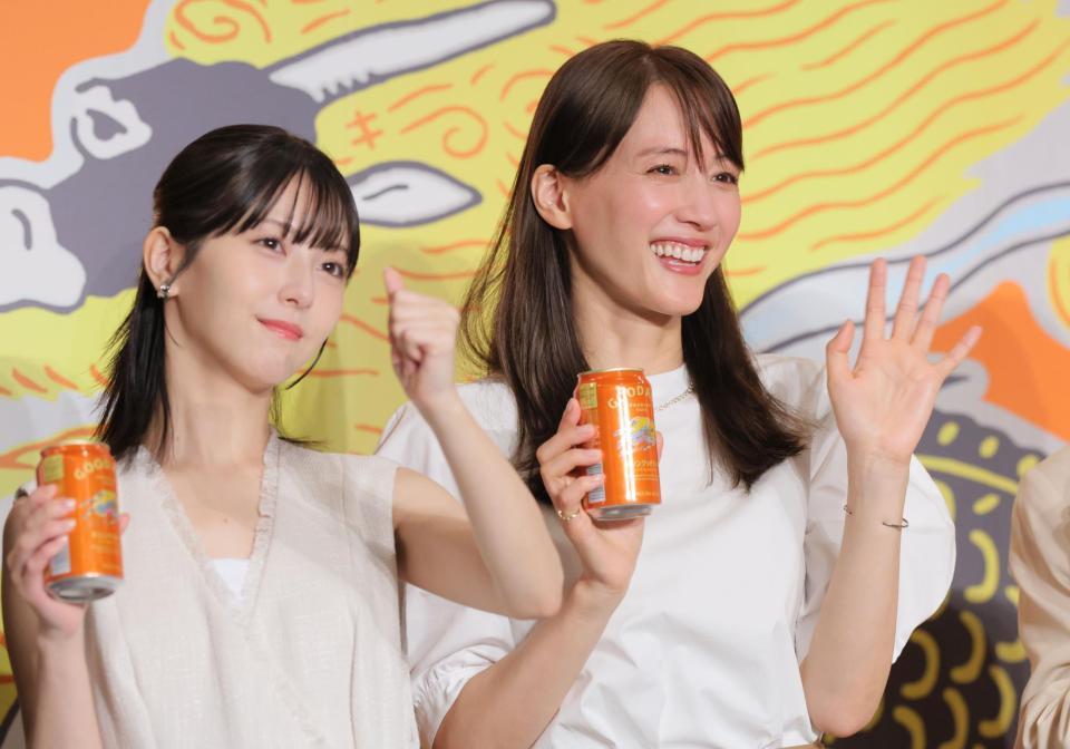 　浜辺美波（左）と笑顔を見せる綾瀬はるか（撮影・吉澤敬太）