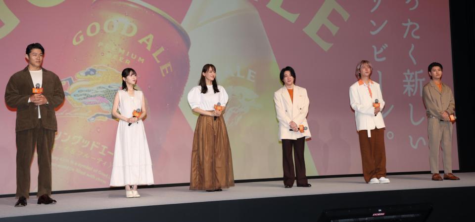 　登壇した（左から）鈴木亮平、浜辺美波、綾瀬はるか、Ｍｒｓ．ＧＲＥＥＮ　ＡＰＰＬＥの大森元貴と藤澤涼架と若井滉斗（撮影・吉澤敬太）