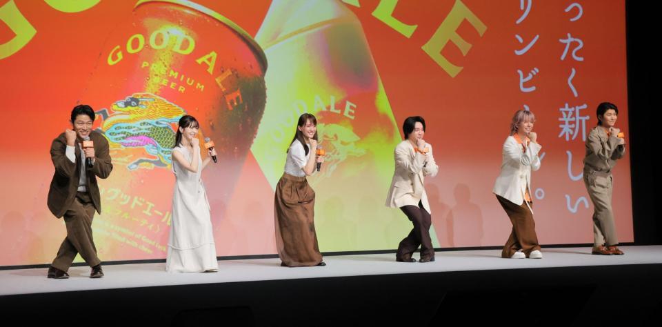 　グッドエールポーズをする（左から）鈴木亮平、浜辺美波、綾瀬はるか、Ｍｒｓ．ＧＲＥＥＮ　ＡＰＰＬＥの大森元貴と藤澤涼架と若井滉斗（撮影・吉澤敬太）