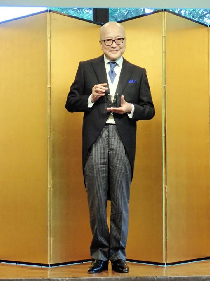 　伊丹十三賞を手に笑顔の山田五郎氏