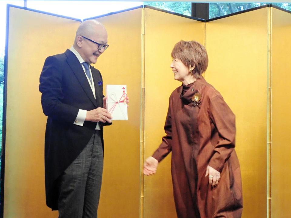 　宮本信子（右）から賞金１００万円を贈呈された山田五郎氏