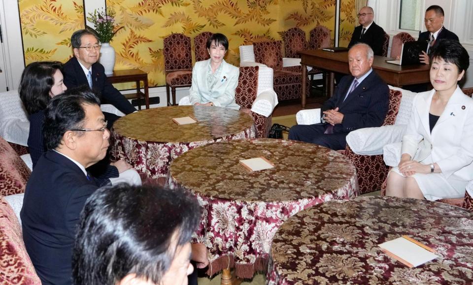 　斉藤代表（奥左）ら公明党幹部との会談に臨む高市総裁（同右）ら自民党の新執行部