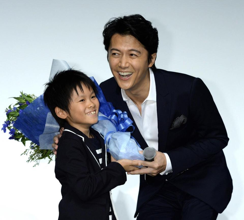 ２０１３年７月、「真夏の方程式」舞台あいさつで。山崎光（左）と福山雅治