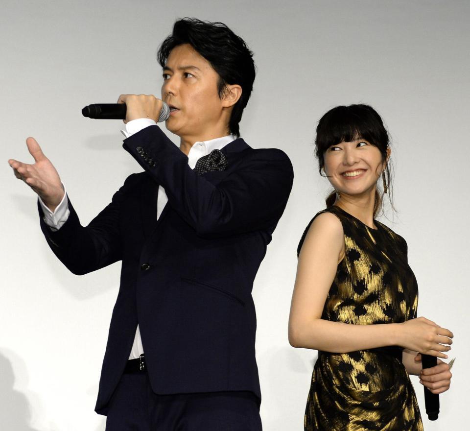 ２０１３年７月、花束贈呈の場面で背中合わせになりＭＣに改善を促す福山雅治（左）の様子を吉高由里子は笑顔で見る